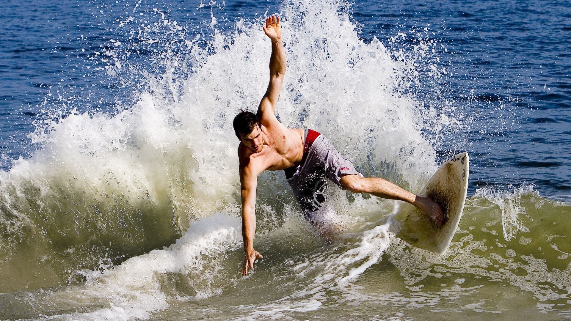 莱万多夫斯基爆冷击败日本队，逆转引爆全场！